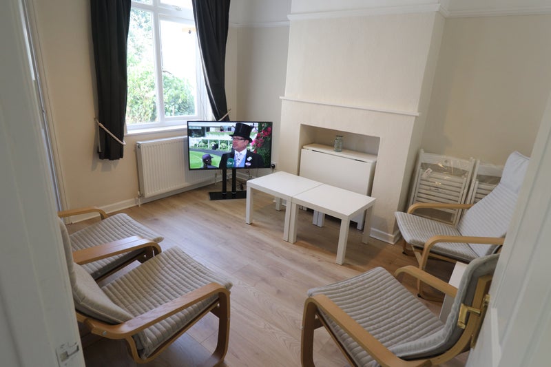 Photo 1: Lounge