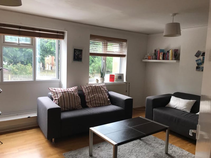 'Double room Balham in 3 bed flat with garden !!' Room to Rent from SpareRoom