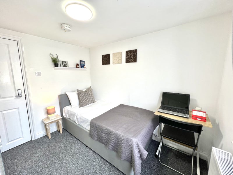 Photo 1: Single Room With Ensuite