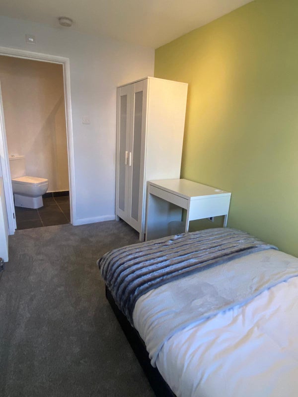 'Newly Refurbished double ensuite Feltham ' Room to Rent from SpareRoom