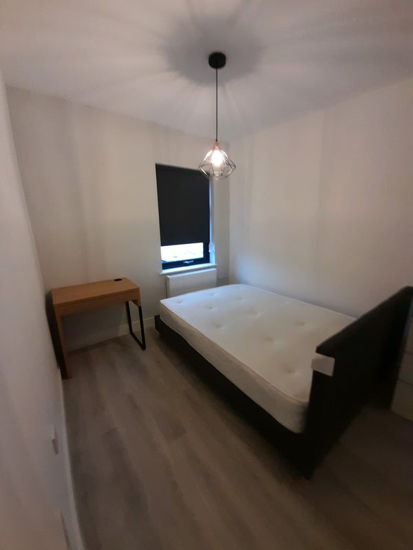 Photo 1: 1st floor newly renovated double bedroom