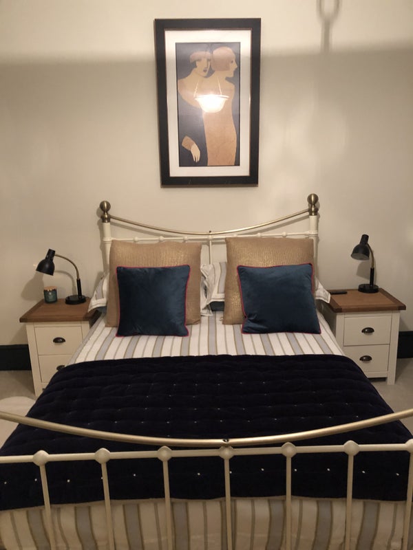 Photo 1: Double room next to shared bathroom 