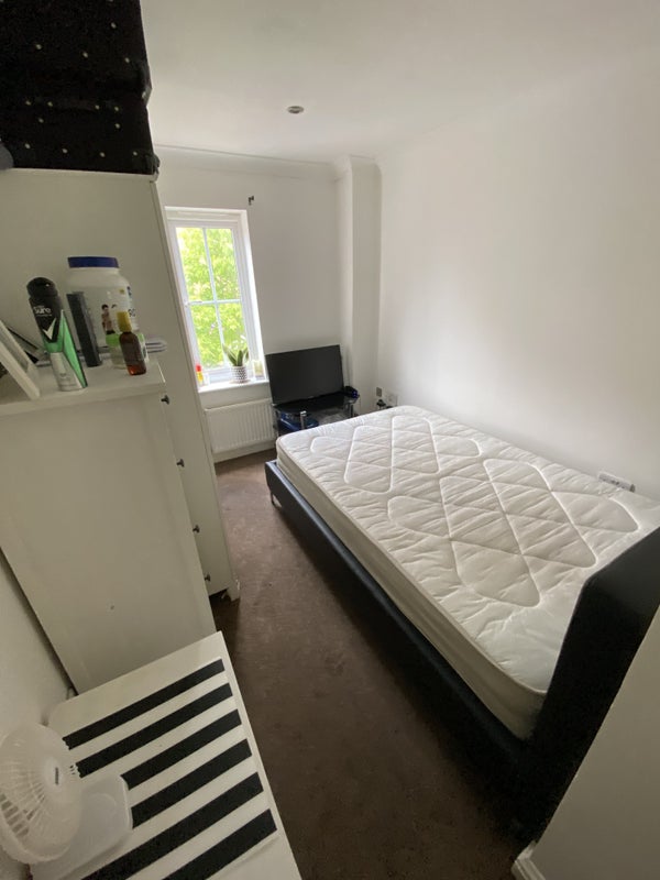 'Crowe Road 2 ensuites available' Room to Rent from SpareRoom