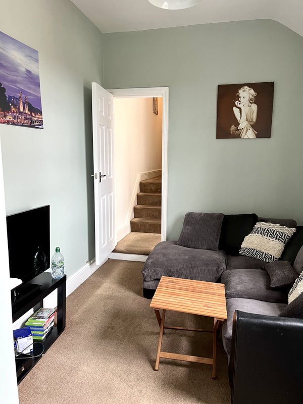 'Professional House Share Yeovil ' Room to Rent from SpareRoom