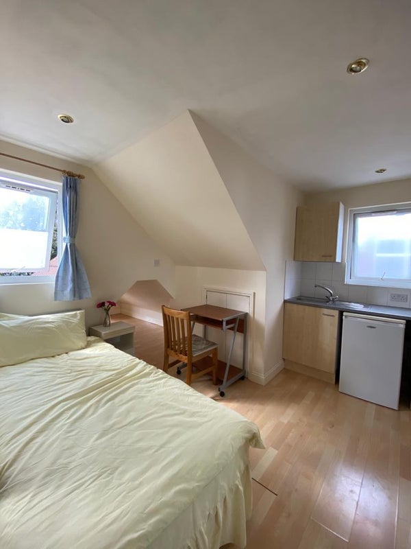 'Studio, Hendon Central, Middx Uni, Zone 3' Room to Rent from SpareRoom