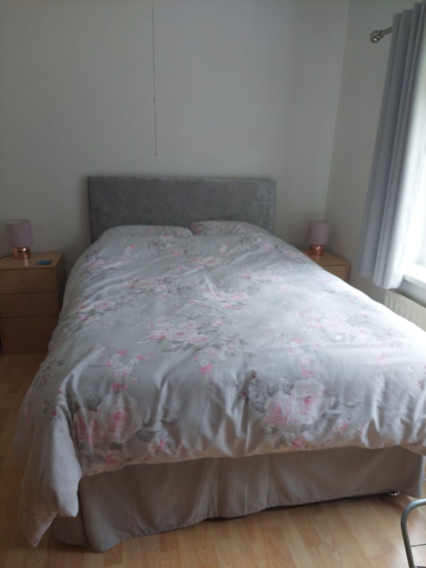 Photo 1: Bed