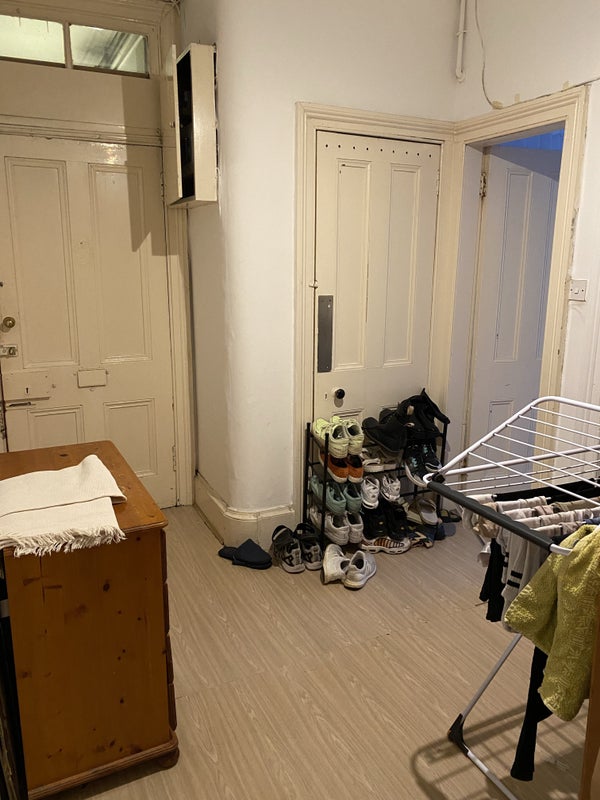 'Bright Room in City Centre/West End Flat' Room to Rent from SpareRoom