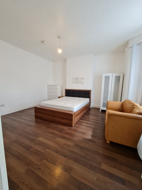'Extra large studio flat in Leytonstone' Room to Rent from SpareRoom
