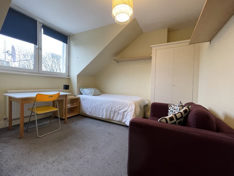 Photo 1: Light & Bright, Large furnished room for 1 person, with double glazing and more...