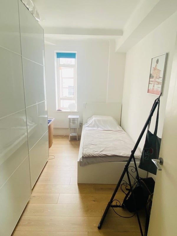 'Bedroom available in cosy flat (Bayswater)' Room to Rent from SpareRoom