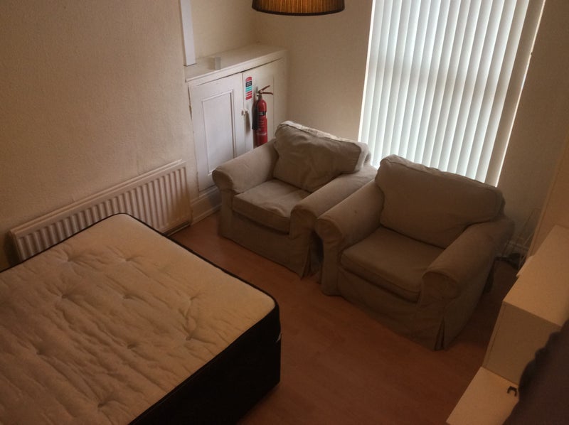 Photo 1: Large ground floor double room