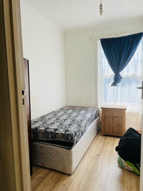 'Nice andclean small single room in seven kings' Room to Rent from