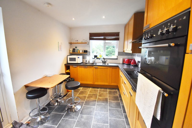 'Modern ENSUITE Room just 5 mins Caterham Stn! ' Room to Rent from