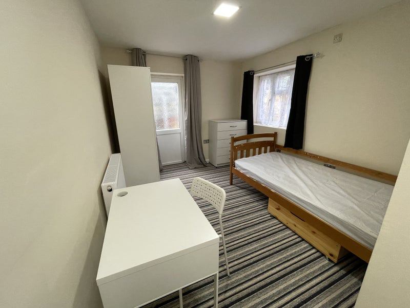 'Single Room Next to Whipcross Hosp. (Leytonstone)' Room to Rent from
