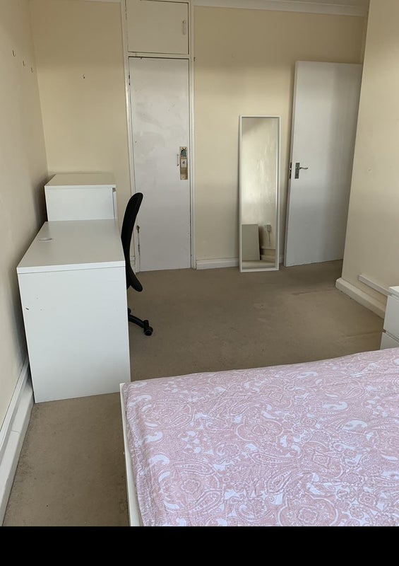'Massive 5 Bed Flat + Living Room In Bethnal Green' Room to Rent from