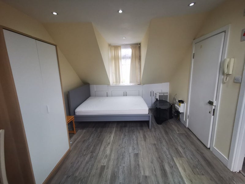 'Excellent Condition Studio In The Dalston Area' Room to Rent from