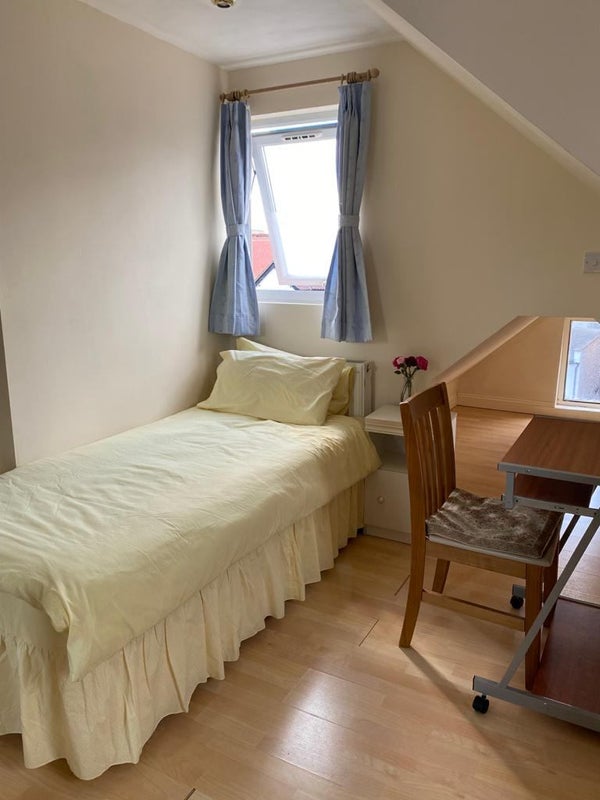 'Studio, Hendon Central, Middx Uni, Zone 3' Room to Rent from SpareRoom