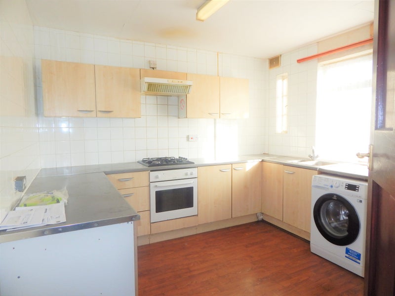 'Abbotsbury Road, Morden, Surrey, SM4 5LJ' Room to Rent from SpareRoom