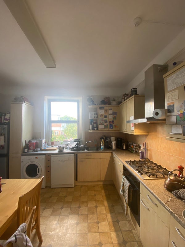 'Spacious room in Wimbledon Village' Room to Rent from SpareRoom