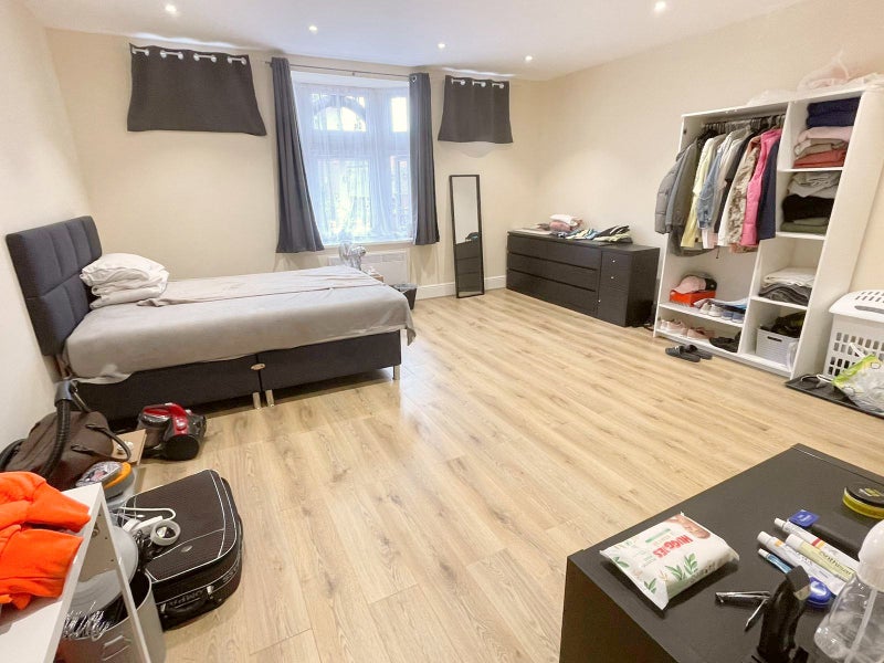 'Newly renovated 1st floor studio flat to rent E10' Room to Rent from