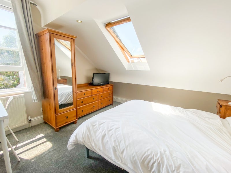 'Fab Top Floor Double Room in Central Redhill ' Room to Rent from SpareRoom