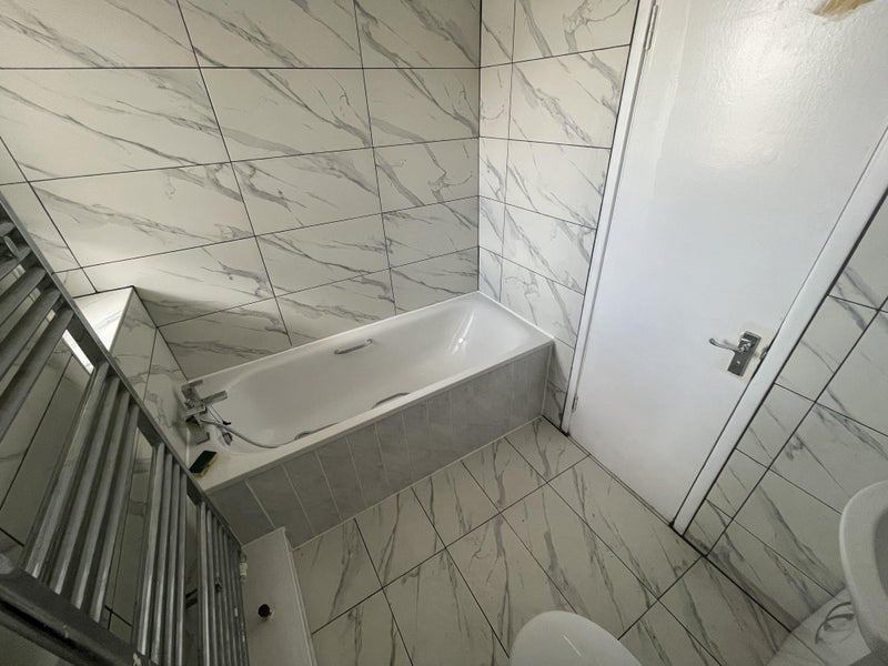 Photo 7: Bathroom