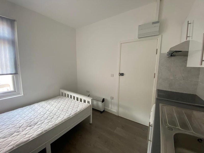 'Studio Available in Southall' Room to Rent from SpareRoom