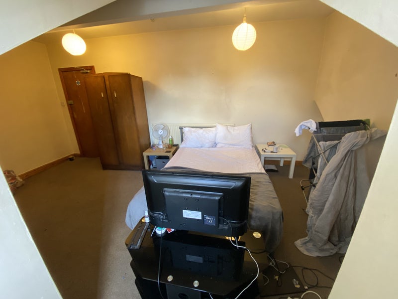 '1 double bed room in Salford to rent' Room to Rent from SpareRoom