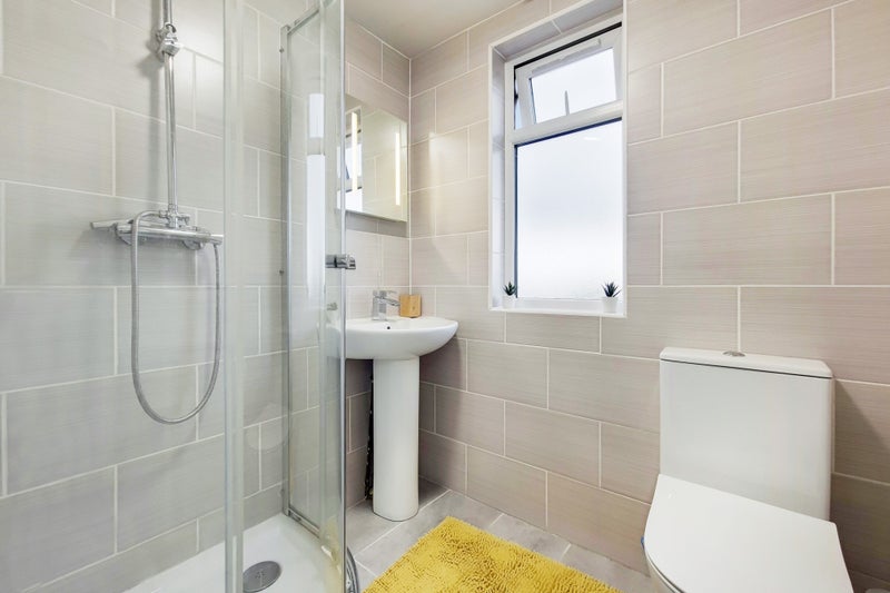 'Large Studio Flat. Bills INC. Hounslow' Room to Rent from SpareRoom