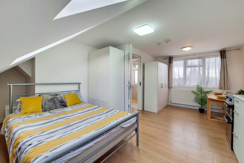 'Large Studio Flat. Bills INC. Hounslow' Room to Rent from SpareRoom