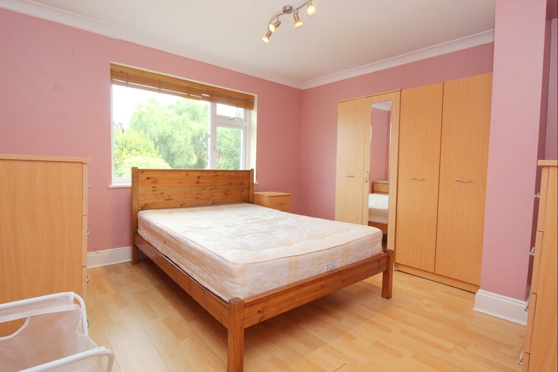 'EnSuite Room To Rent In Morden (bills included) ' Room to Rent from