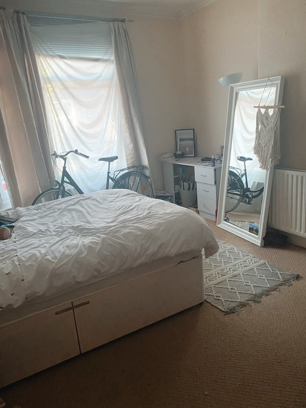 'Double bed room in West Didsbury' Room to Rent from SpareRoom