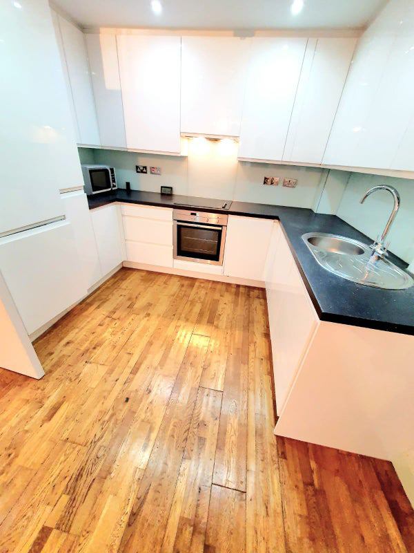 'Modern 1 Bedroom Flat 2 mins to Woodford station' Room to Rent from