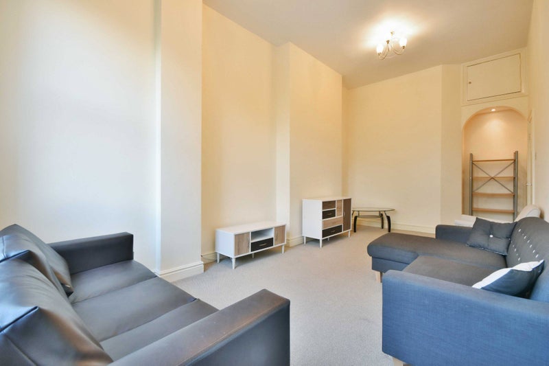 'Spacious 3 beds flat with shared garden Kilburn' Room to Rent from