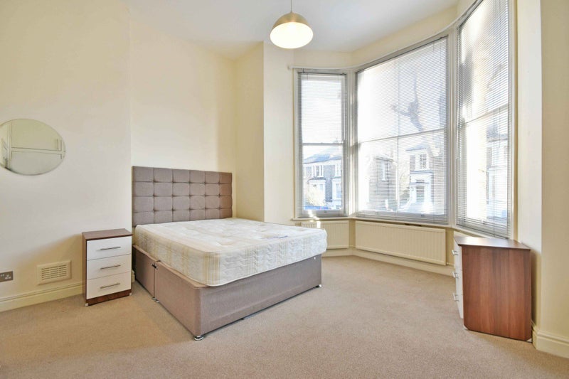 'Spacious 3 beds flat with shared garden Kilburn' Room to Rent from