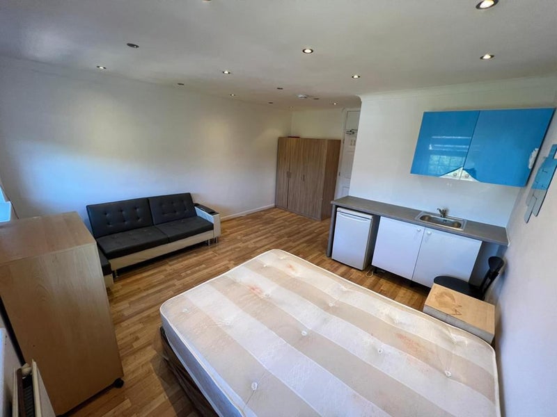 'Studio Flat in Finchley ' Room to Rent from SpareRoom