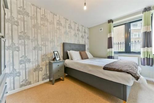 Photo 1: Room A avilable now