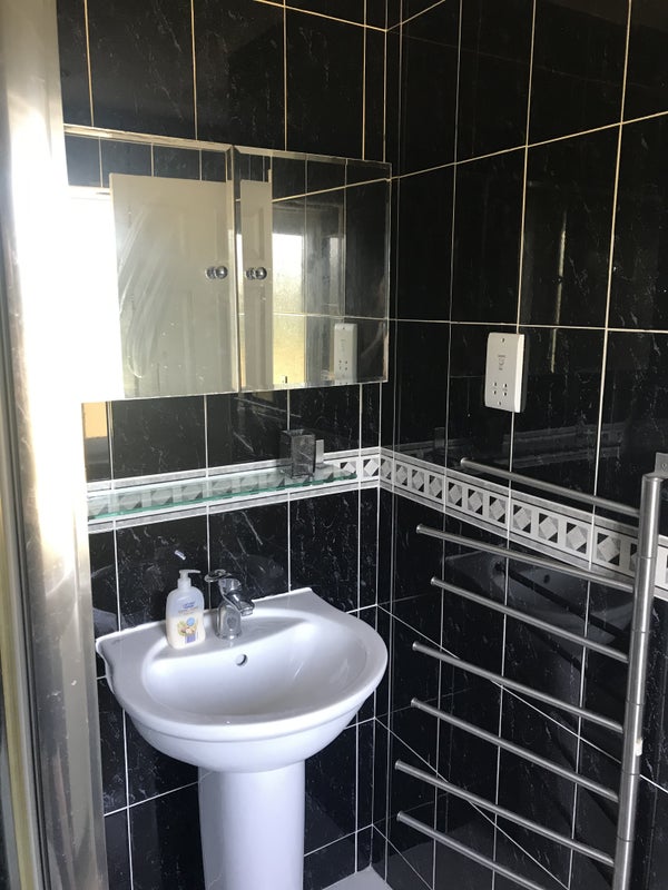 'Double Ensuite Room in Whalley Range' Room to Rent from SpareRoom