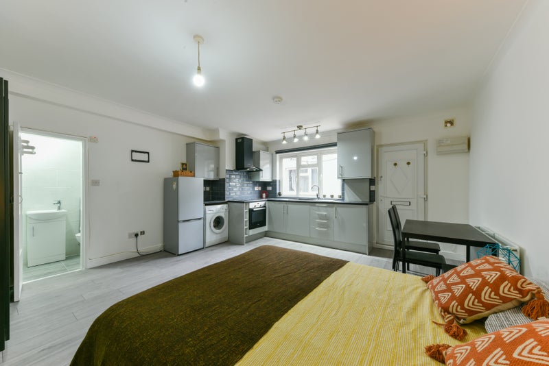 Photo 1: Studio £1400 pcm