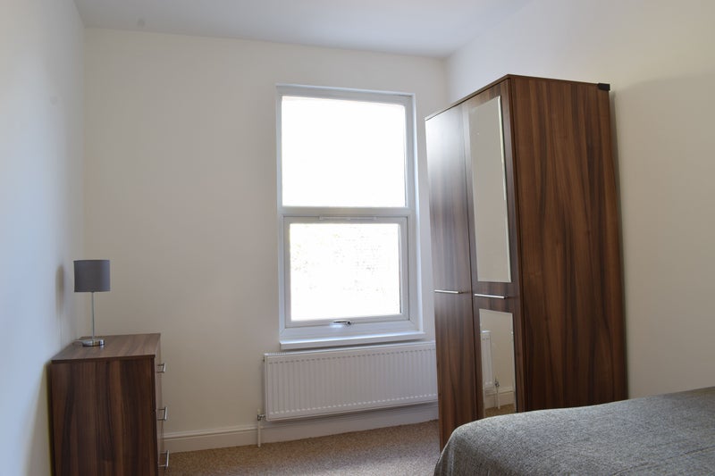 'Double Room Walk to Temple Meads Couples accepte' Room to Rent from