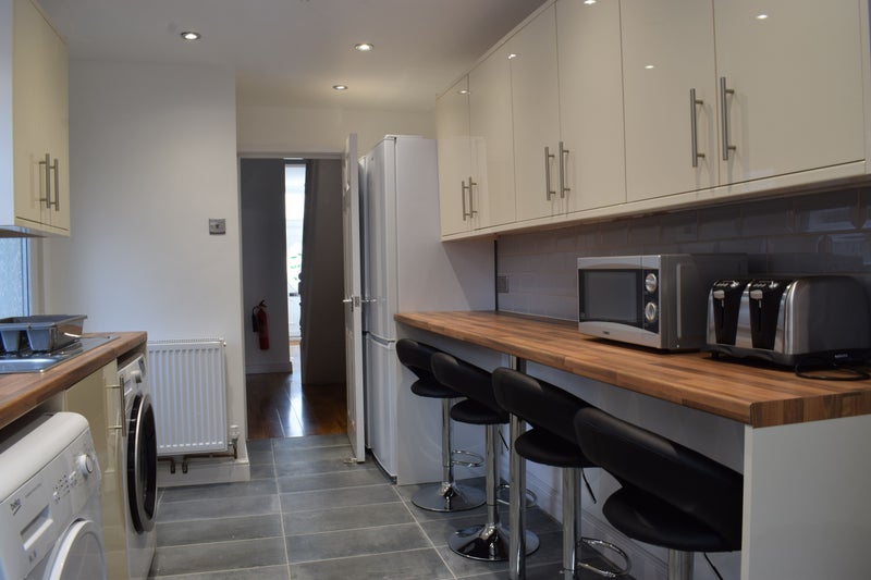 'Double Room Walk to Temple Meads Couples accepte' Room to Rent from