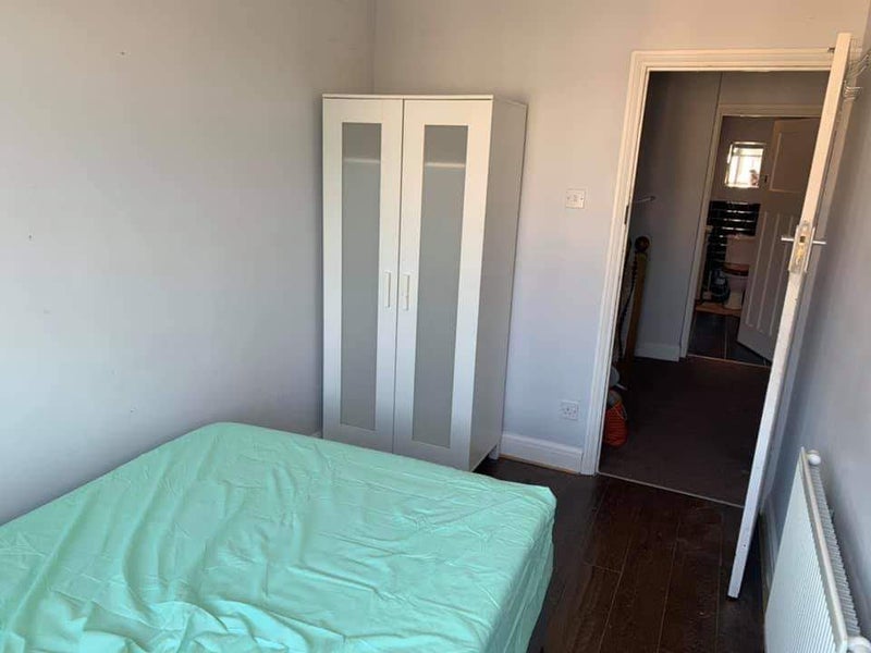 'Small Double Near Plumstead Station se18' Room to Rent from SpareRoom