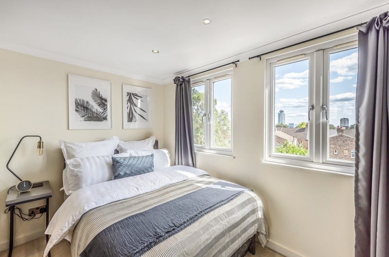 'Lovely Double Room in the Heart of Ealing' Room to Rent from SpareRoom