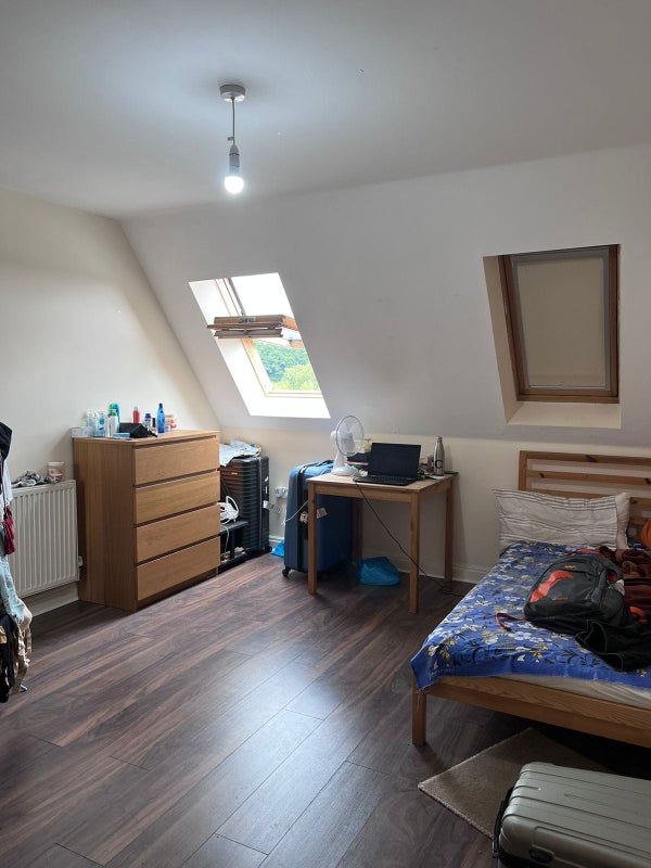 'Availability for 1 room in Redhill Garlands Road' Room to Rent from