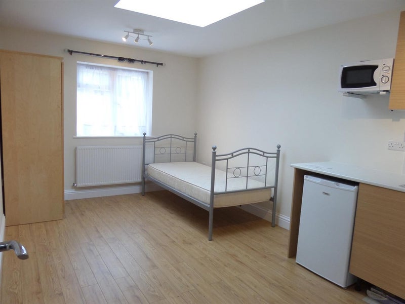 'Studio In Hayes + Bills! Avail Now! ' Room to Rent from SpareRoom