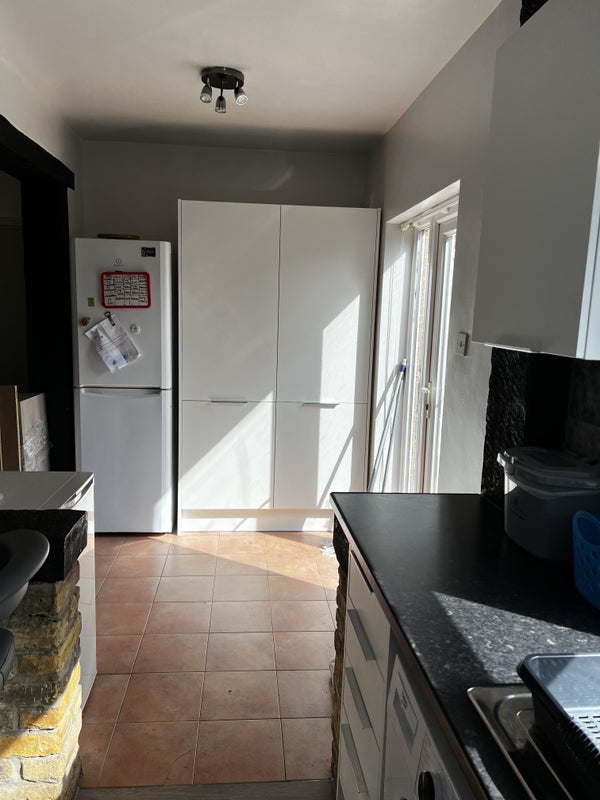 Photo 1: kitchen