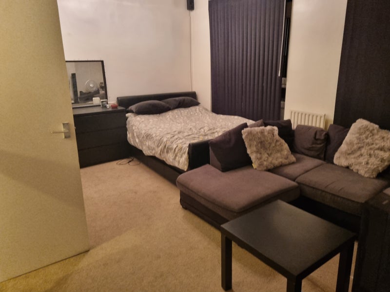 'Beautiful Studio. Immaculate Condition. Must See' Room to Rent from