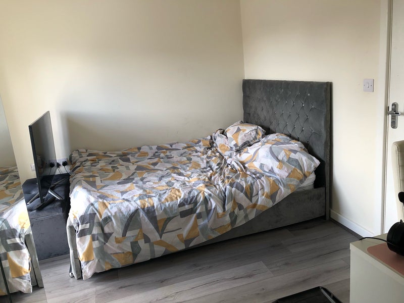 Photo 1: King size bed, in room for rent 