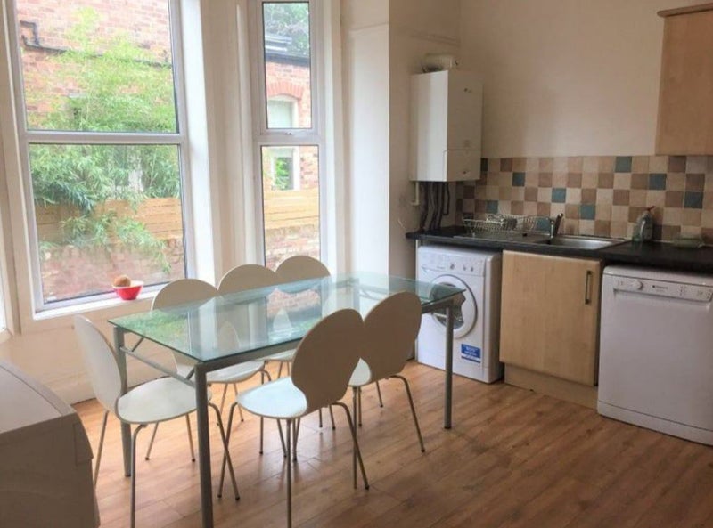 'Didsbury Double Room, just off Burton Road' Room to Rent from SpareRoom