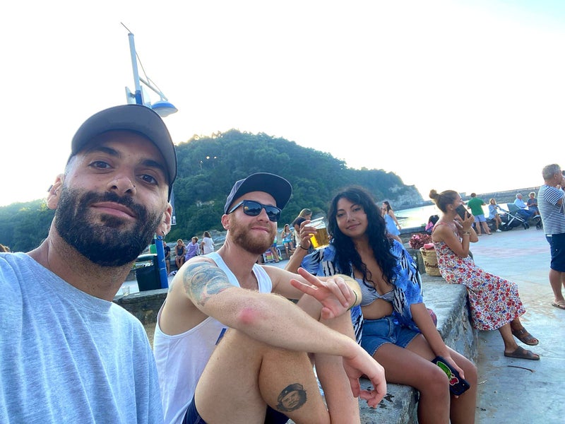 Photo 1: I'm the one in the middle 😃